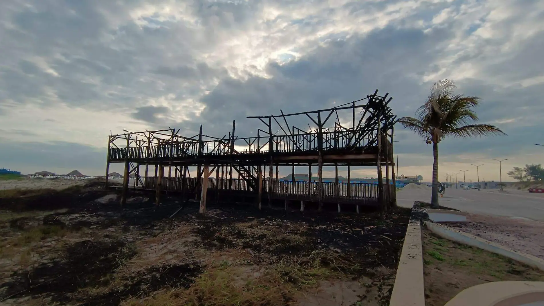 Palapa destinada para emprendimiento se incendia en playa Miramar